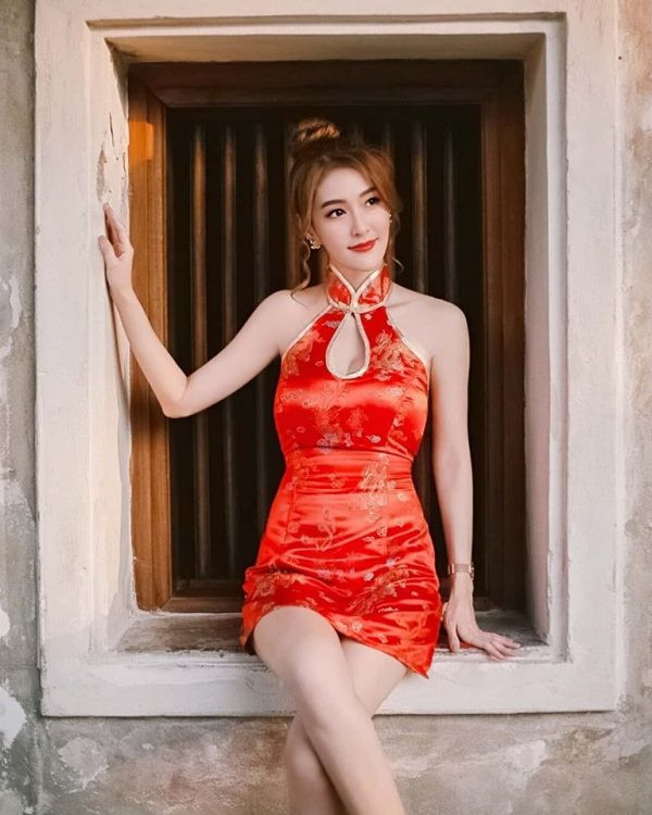 Tại Thái Lan, chùa, đền là nơi thần thánh ở, cực kỳ tôn nghiêm nên hành động ăn mặc phản cảm, tạo dáng lố lăng trong khi đi lễ chùa của Pronwipa Watcharakaroon là không thể chấp nhận được.