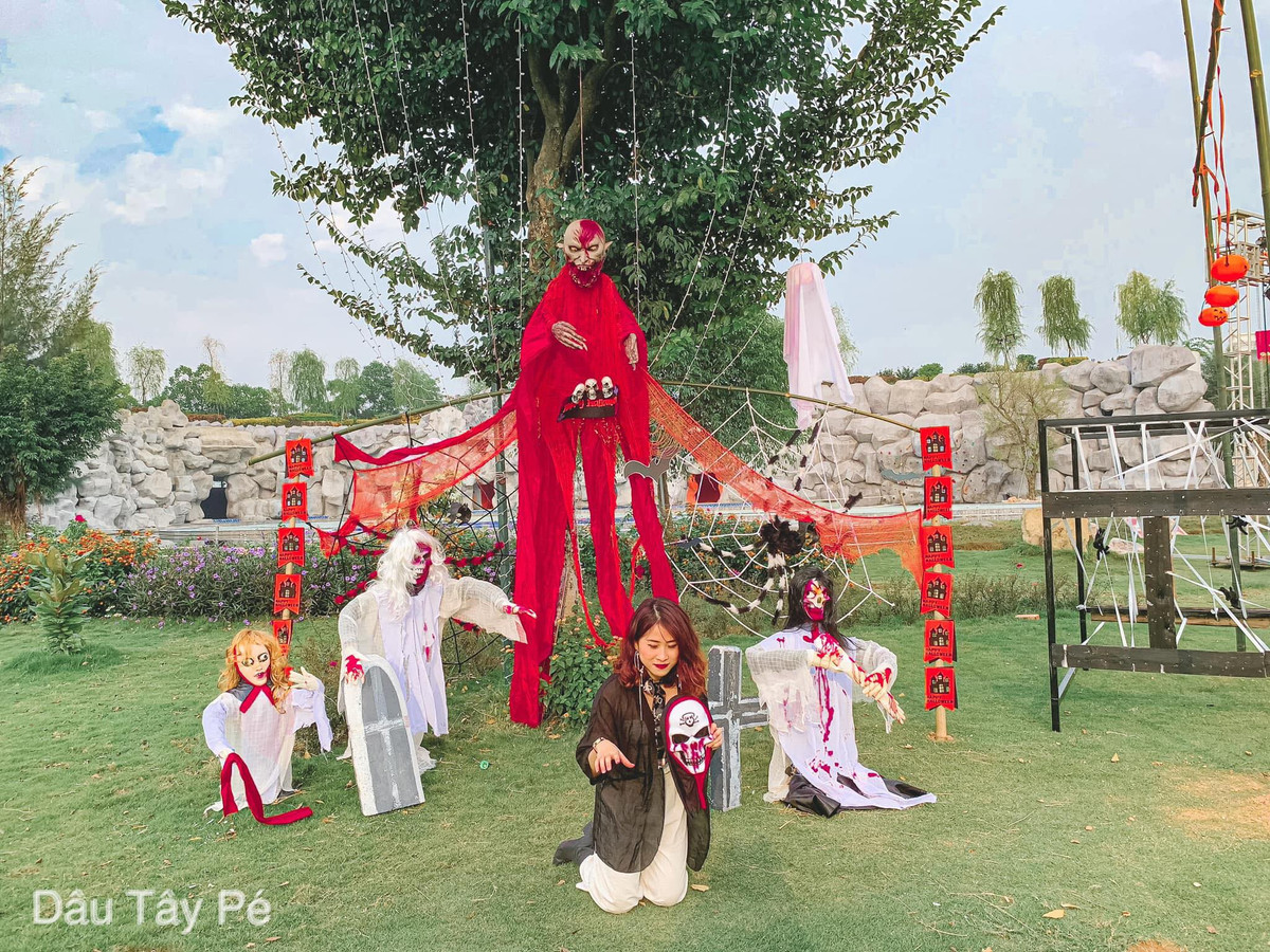 "Thị trấn Ma quái" nằm trong khuôn viên khu đô thị The Phoenix Garden, địa chỉ tại đường Tân Hội, huyện Đan Phượng. Chỉ cách trung tâm Hà Nội 29km về phía Tây.