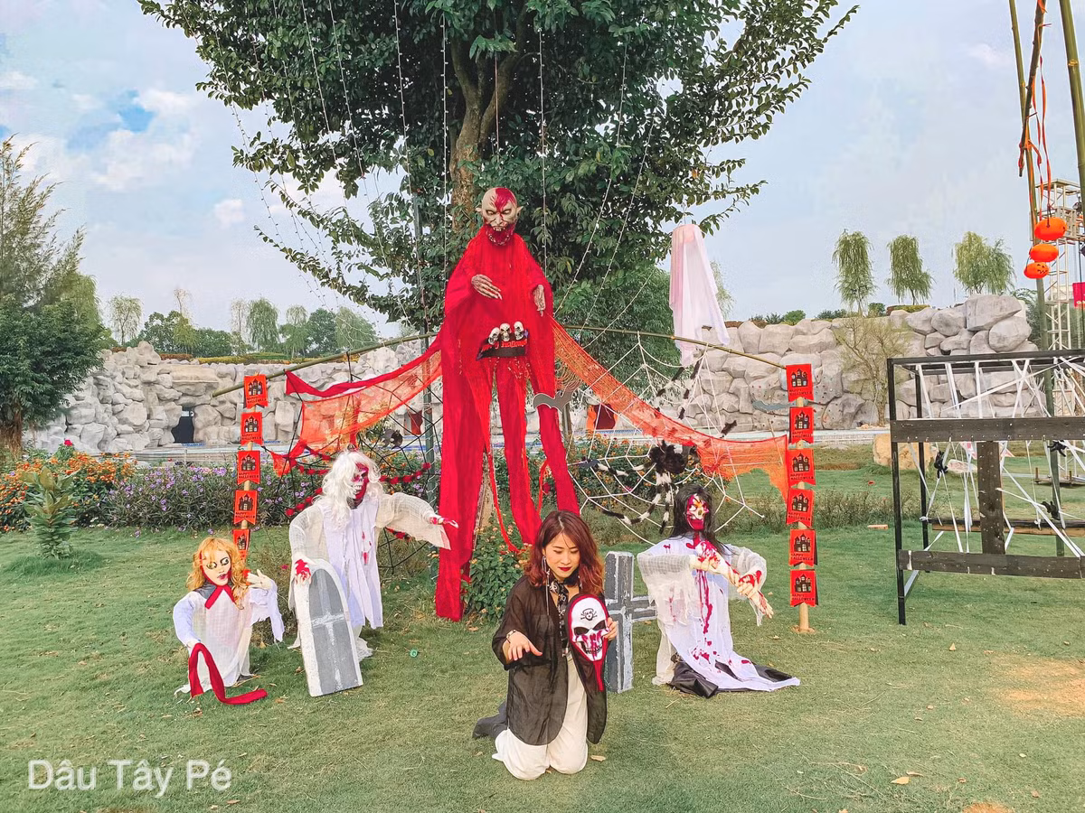 "Thị trấn Ma quái" nằm trong khuôn viên khu đô thị The Phoenix Garden, địa chỉ tại đường Tân Hội, huyện Đan Phượng. Chỉ cách trung tâm Hà Nội 29km về phía Tây.