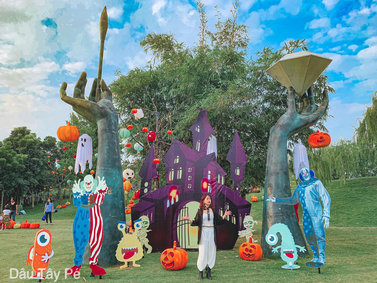 Vì nằm trong khuôn viên với bãi cỏ rộng lên tới 1.500m2 nên "Thị trấn Ma quái" rất thích hợp để các hội nhóm hay gia đình tổ chức vui chơi dịp Halloween 2019. Đặc biệt với không gian xanh, sạch và thoái, đây là địa điểm lý tưởng để cho trẻ nhỏ đến tham quan.