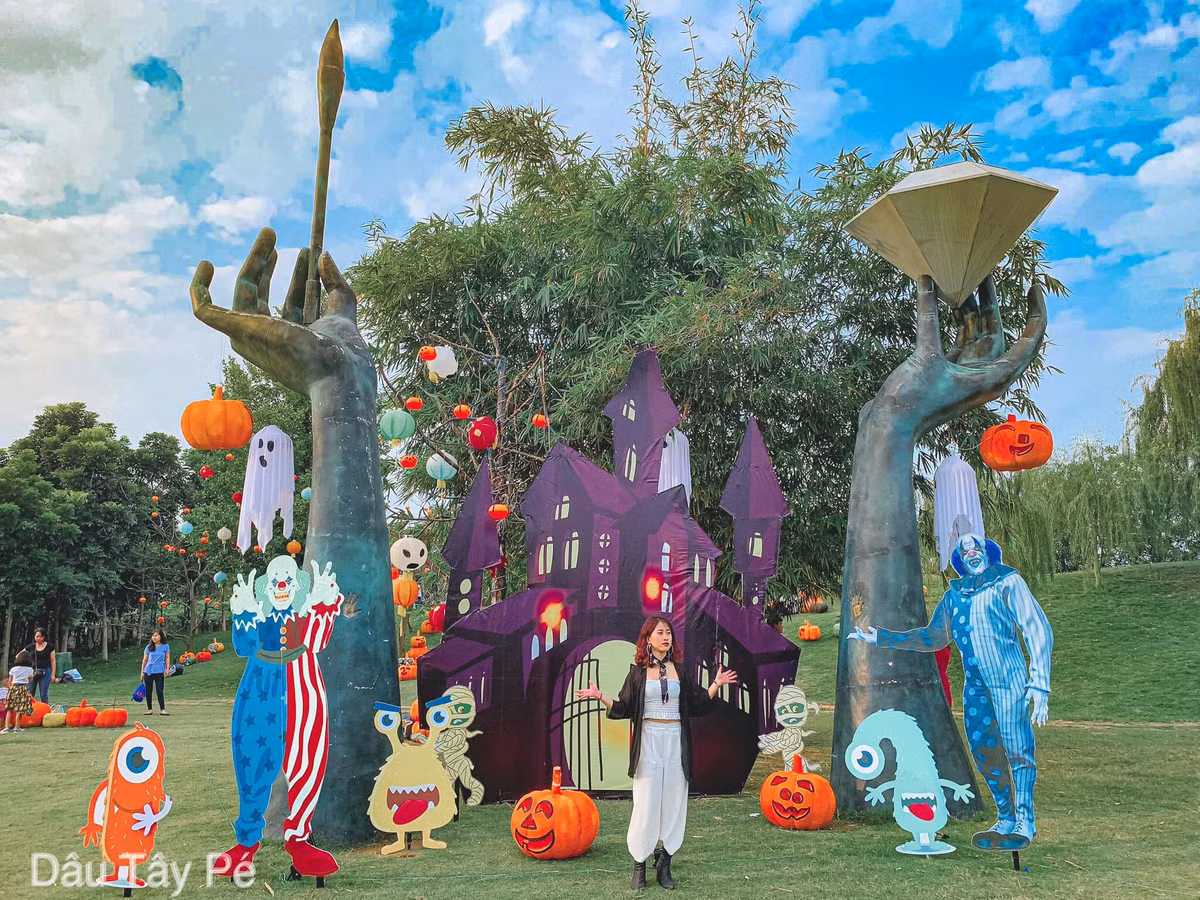 Vì nằm trong khuôn viên với bãi cỏ rộng lên tới 1.500m2 nên "Thị trấn Ma quái" rất thích hợp để các hội nhóm hay gia đình tổ chức vui chơi dịp Halloween 2019. Đặc biệt với không gian xanh, sạch và thoái, đây là địa điểm lý tưởng để cho trẻ nhỏ đến tham quan.