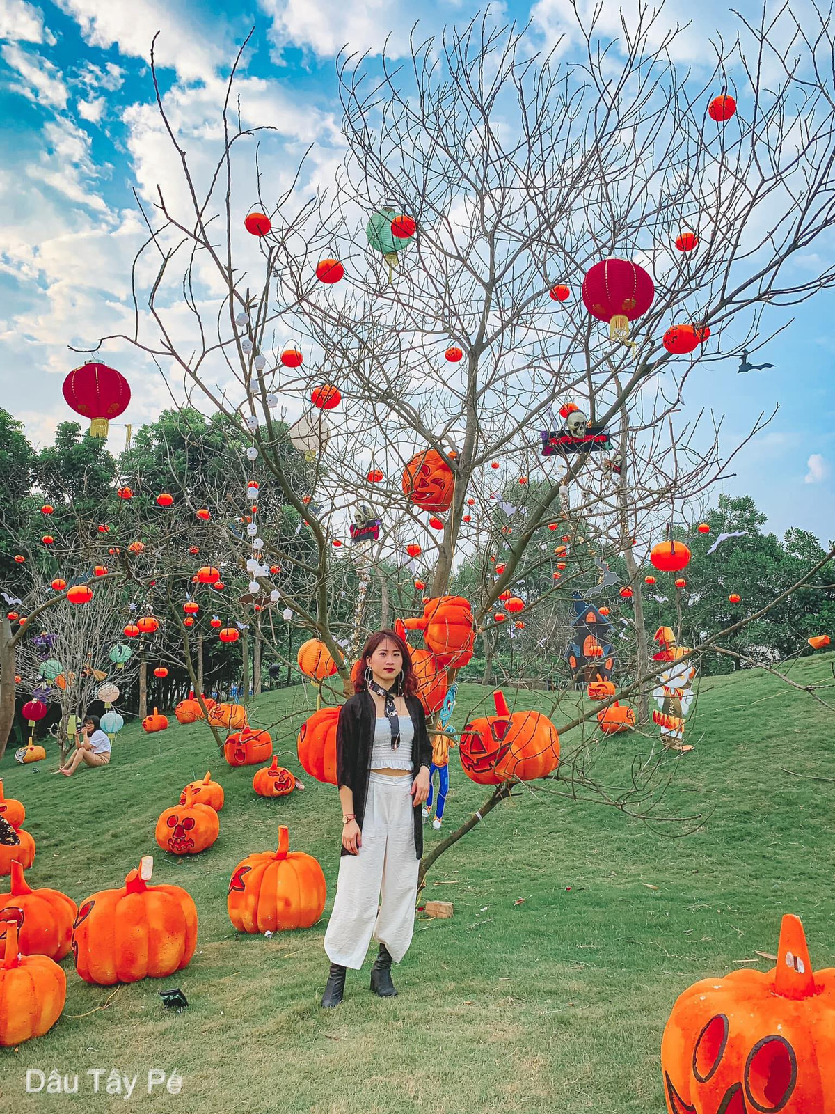 Không chỉ là nơi vui chơi mới cho dịp Halloween năm 2019, "Thị trấn Ma quái" còn là địa điểm check-in cực đẹp cho hội thích sống ảo với hàng trăm góc chụp.