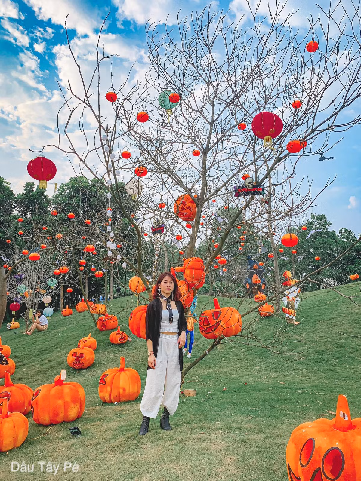 Không chỉ là nơi vui chơi mới cho dịp Halloween năm 2019, "Thị trấn Ma quái" còn là địa điểm check-in cực đẹp cho hội thích sống ảo với hàng trăm góc chụp.