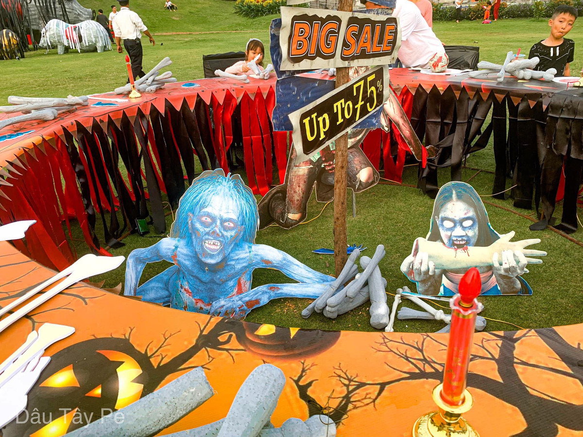 "Thị trấn Ma quái" sẽ được mở cửa từ ngày 26/10 đến hết ngày 03/11 từ 17h-23h đêm. Giá vé vào cổng là 50.000 đồng (người lớn và trẻ em cao trên 1,3m); 30.000 đồng (trẻ em dưới 1,3m) và miễn phí (trẻ dưới 0,7m).