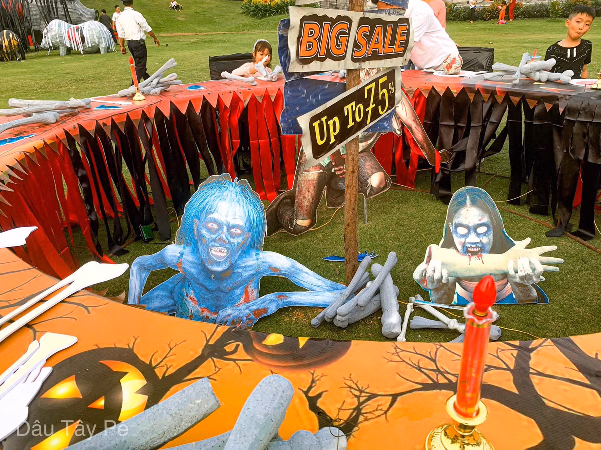 "Thị trấn Ma quái" sẽ được mở cửa từ ngày 26/10 đến hết ngày 03/11 từ 17h-23h đêm. Giá vé vào cổng là 50.000 đồng (người lớn và trẻ em cao trên 1,3m); 30.000 đồng (trẻ em dưới 1,3m) và miễn phí (trẻ dưới 0,7m).