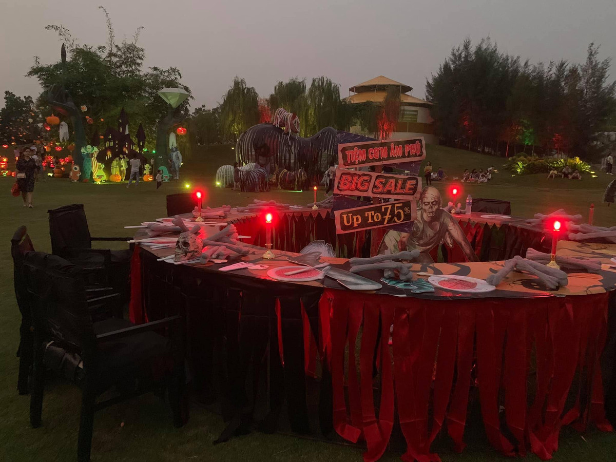 Halloween (viết đầy đủ "All Hallows' Evening") là một lễ hội truyền thống được tổ chức vào ngày 31 tháng 10 hàng năm, vào buổi tối trước Lễ Các Thánh trong Kitô giáo. Đây là ngày bắt đầu khoảng thời gian trong năm phụng vụ dành để tưởng nhớ những người đã chết. Những năm gần đây, Halloween trở thành một dịp lễ hội phổ biến tại Việt Nam. Ảnh: Địa điểm ăn chơi Hà Nội