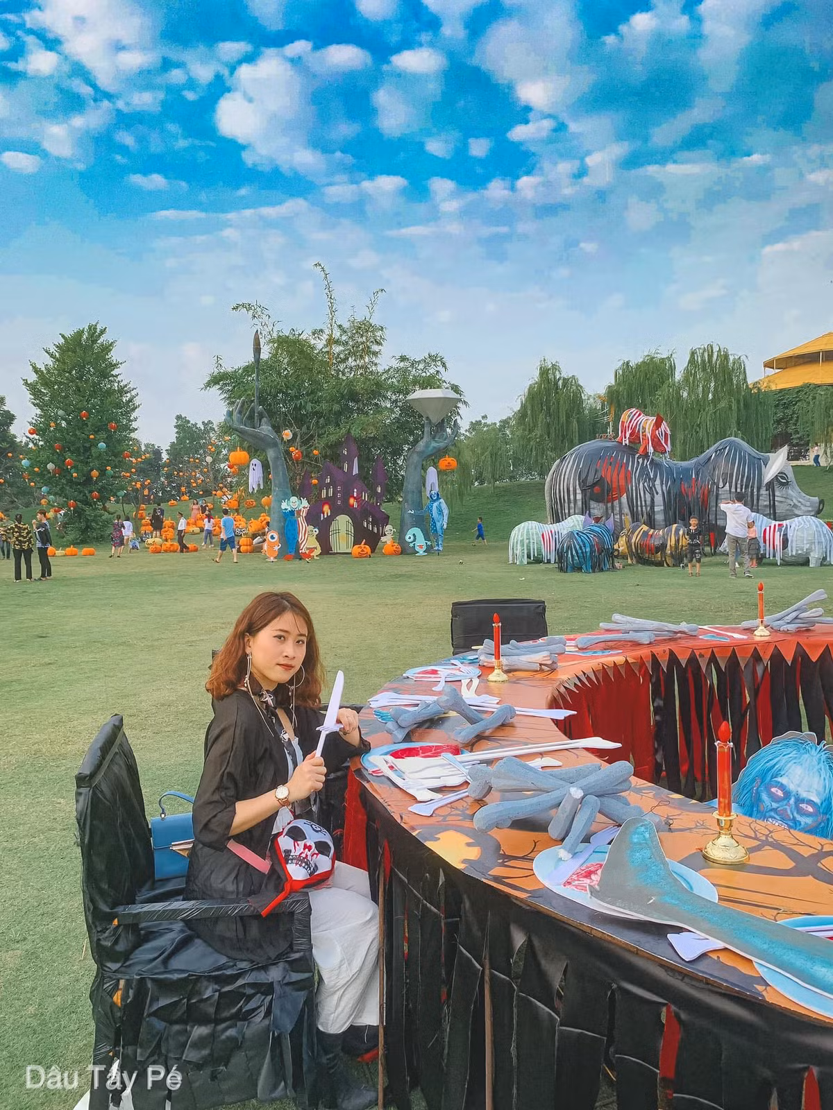 Buổi tối, nơi đây trở thành một âm cung địa ngục khổng lồ với với hàng trăm "ma trơi" bí ngô mờ ảo, chợ âm phủ đầy những hàng hoá quái dị và âm thanh quỷ ma gào khóc suốt đêm.