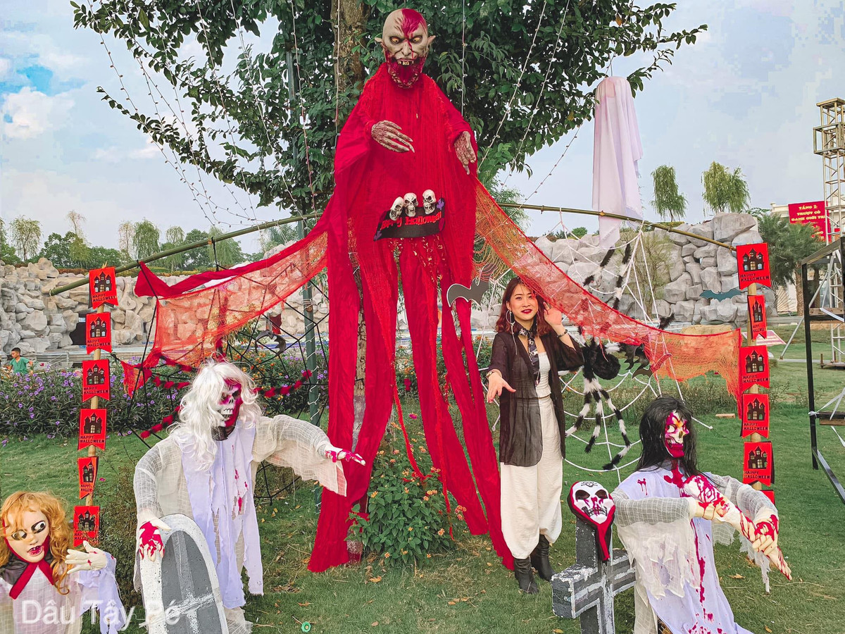 Mỗi góc của "Thị trấn Ma quái" lại được trang trí bằng những chủ đề ma quái khác nhau. Từ Annabell, nhện khổng lồ, zombie,...tất cả đều có tại "Thị trấn" vào dịp Halloween năm nay.