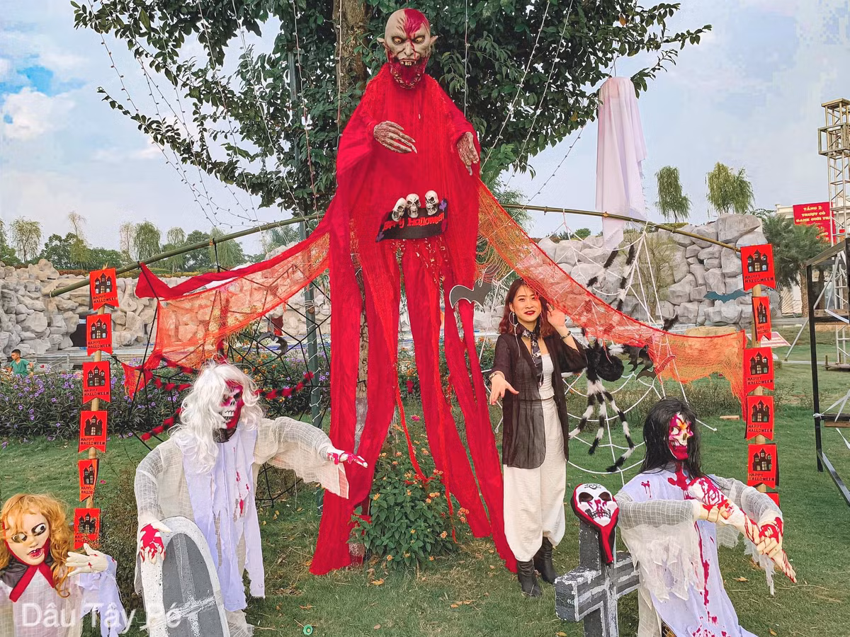 Mỗi góc của "Thị trấn Ma quái" lại được trang trí bằng những chủ đề ma quái khác nhau. Từ Annabell, nhện khổng lồ, zombie,...tất cả đều có tại "Thị trấn" vào dịp Halloween năm nay.