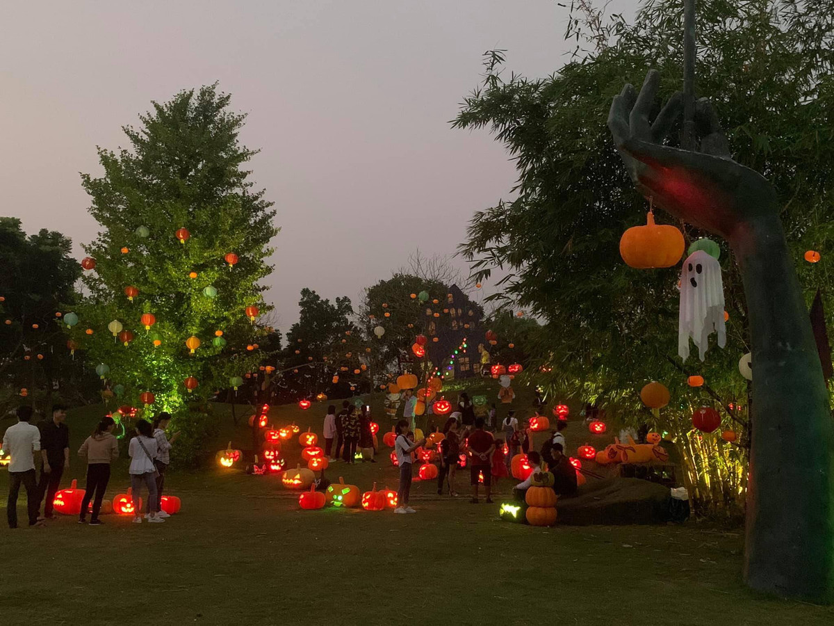 Khung cảnh lung linh sắc vàng của bí ngô, huyền ảo đầy ma quái của "Thị trấn Ma quái" về đêm.