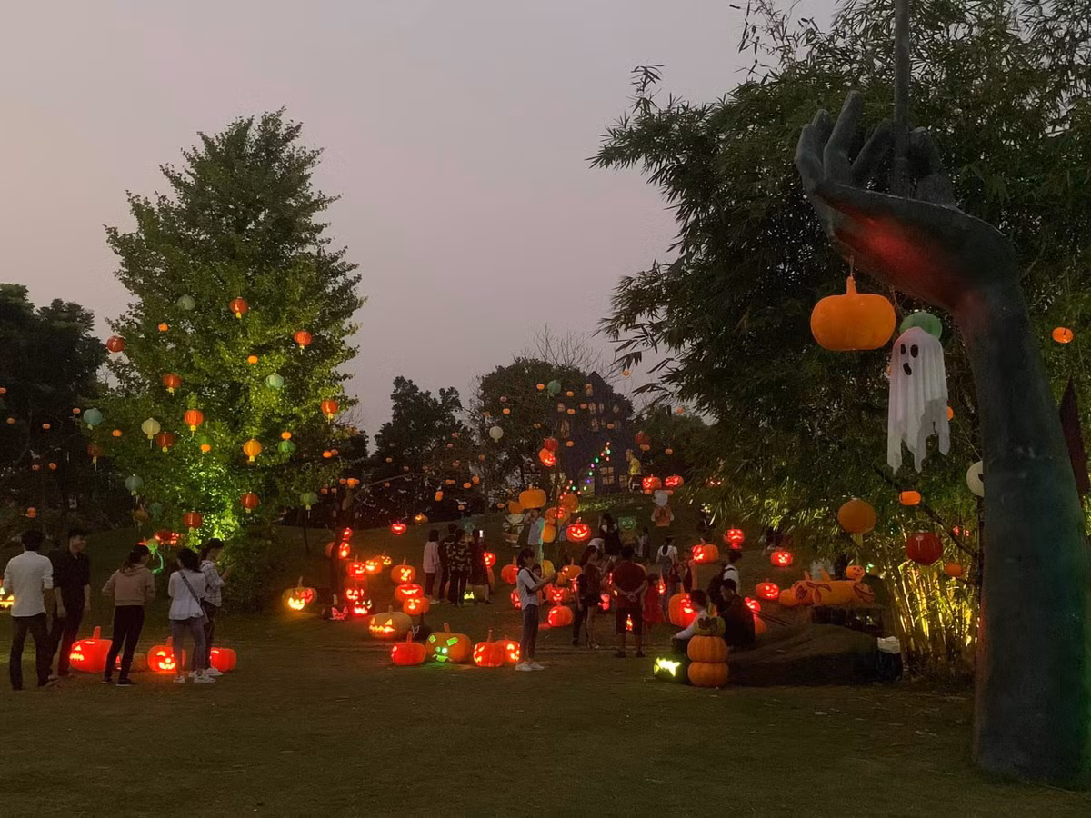 Khung cảnh lung linh sắc vàng của bí ngô, huyền ảo đầy ma quái của "Thị trấn Ma quái" về đêm.