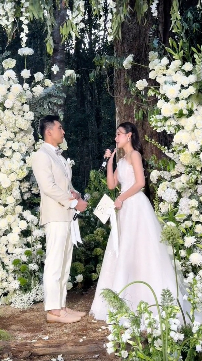 Trong những hình ảnh được chia sẻ, cô nàng xuất hiện giữa không gian đươc trang trí đầy hoa tươi giữa rừng thông, Midu diện chiếc váy cưới cúp ngực xinh đẹp.