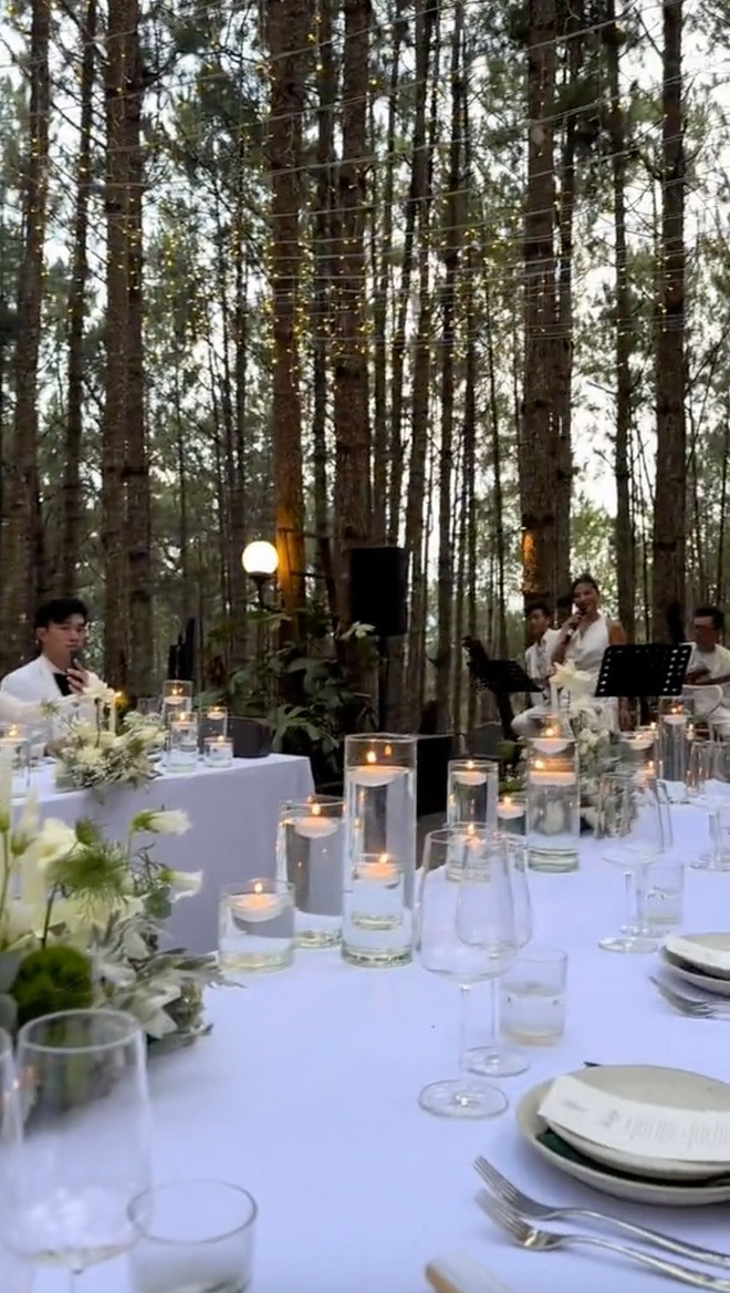 Không gian của bữa tiệc mang màu sắc ấm cúng, thân mật.