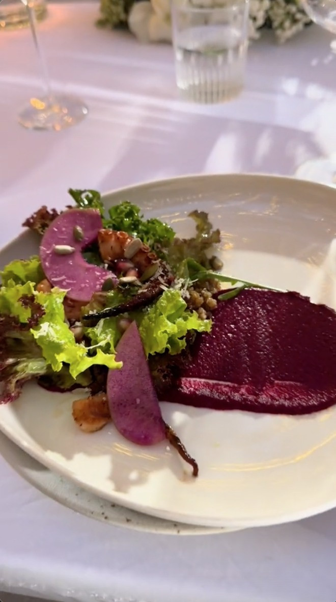 Nhìn qua menu cũng có thể đoán được độ sang chảnh của bữa tiệc. Điển hình có thể kể đến các món như cá hồi, thăn bò Hokubee, tôm hùm...