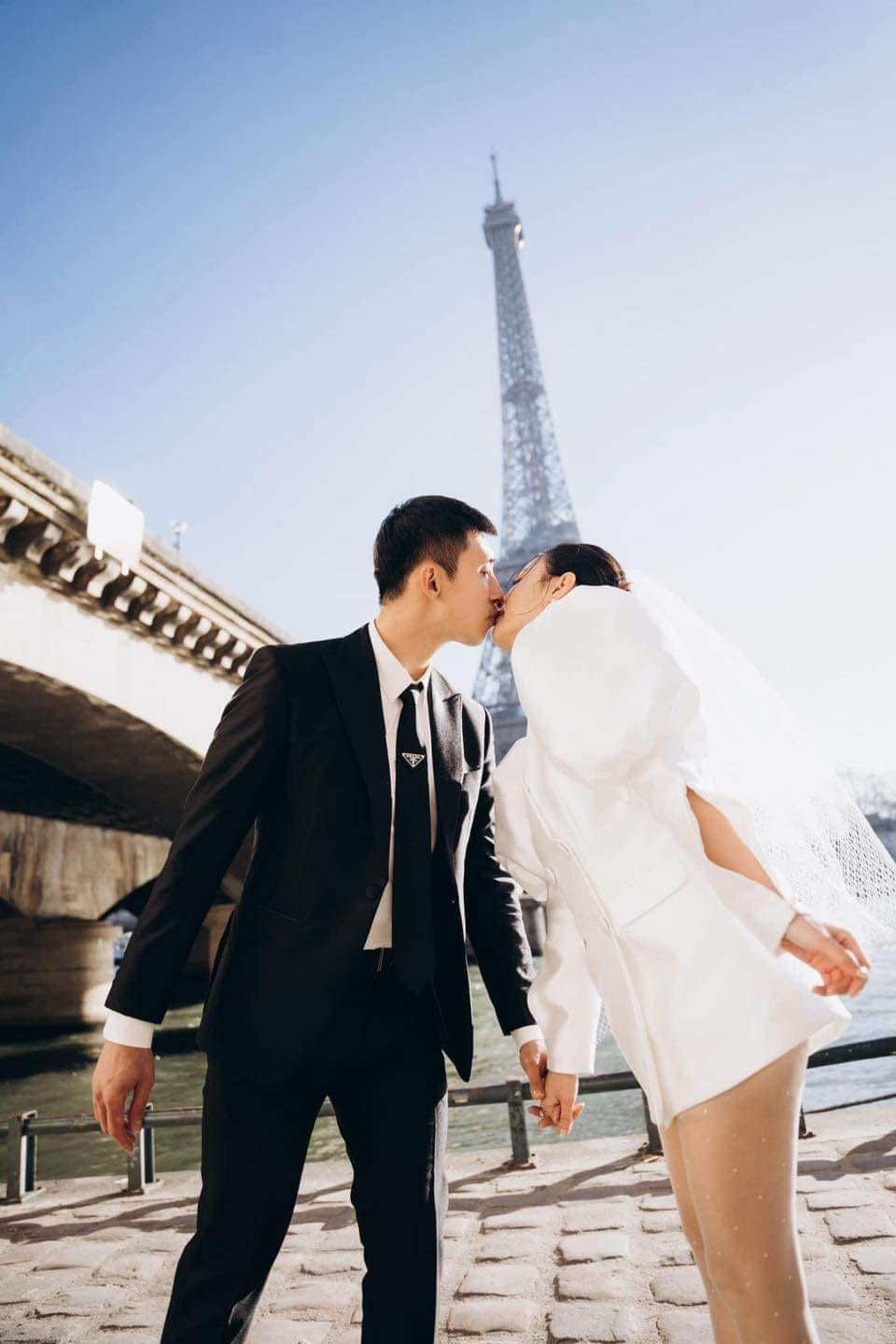 Ảnh cưới đẹp như mơ của cặp đôi giữa khung cảnh nước Pháp khiến nhiều người không khỏi tò mò về tiệc cưới của nữ diễn viên sẽ như thế nào.