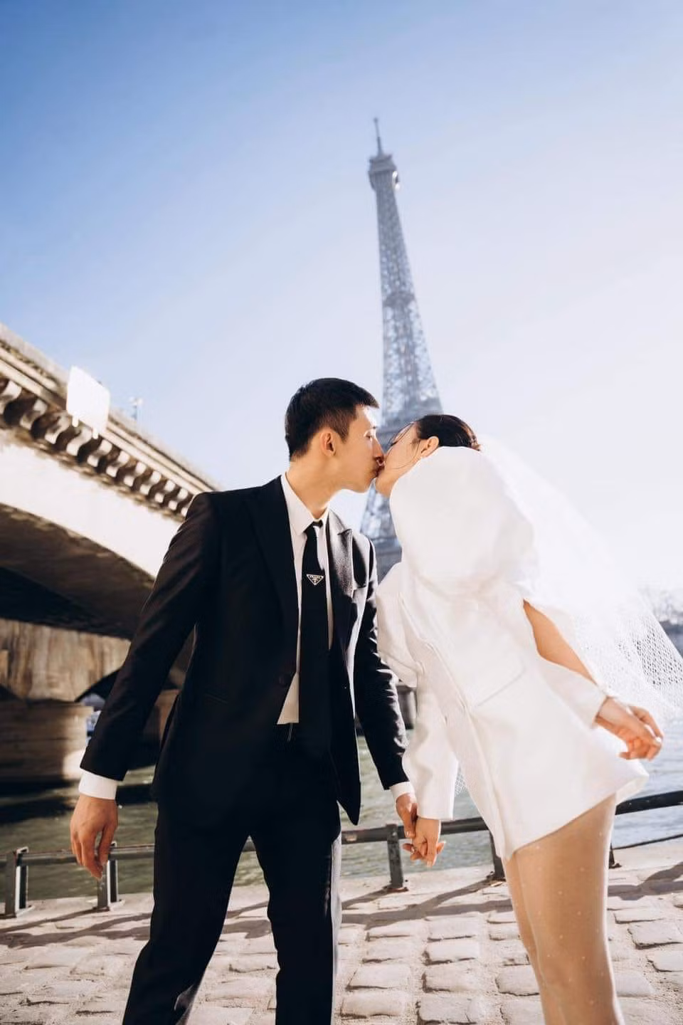 Ảnh cưới đẹp như mơ của cặp đôi giữa khung cảnh nước Pháp khiến nhiều người không khỏi tò mò về tiệc cưới của nữ diễn viên sẽ như thế nào.