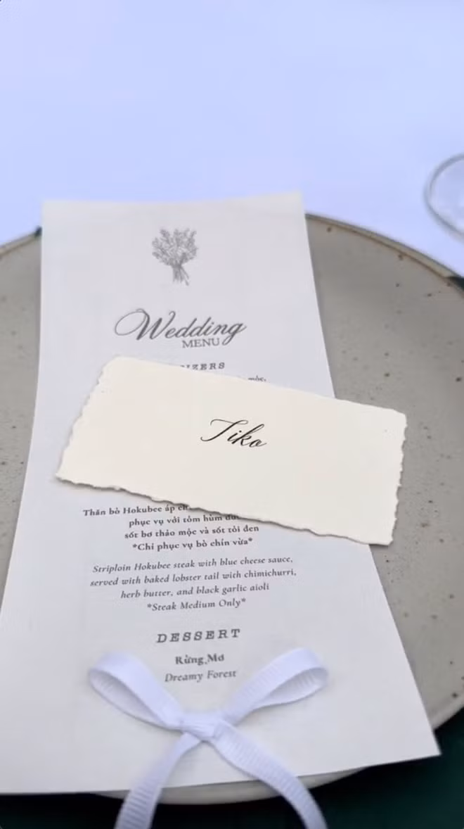 Bên cạnh những hình ảnh của cô dâu, chú rể và dàn khách mời hay không gian tiệc cưới thì menu cùng các món ăn trong bữa tiệc cũng khiến netizen chú ý.