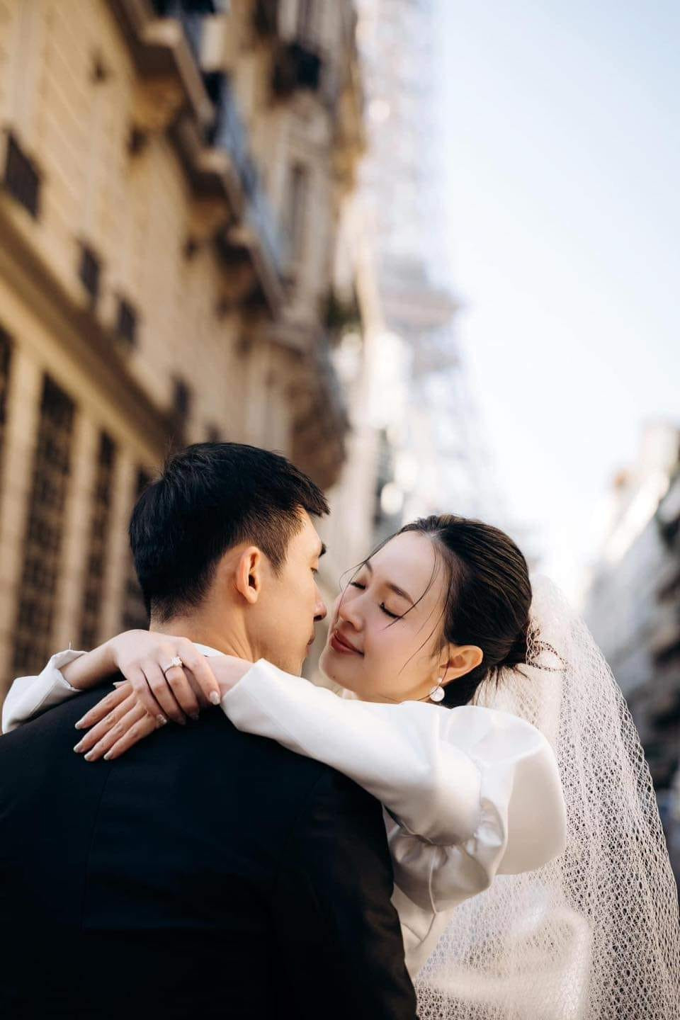 Những năm qua, Midu cực kỳ kín tiếng về chuyện tình cảm, dù được ghép đôi với nhiều mỹ nam Vbiz như Harry Lu, Quốc Trường, Trần Anh Huy... nhưng tất cả chỉ là do fan "đẩy thuyền". Chính vậy khi thông tin nữ diễn viên lên xe hoa, nhiều người đã rất bất ngờ.