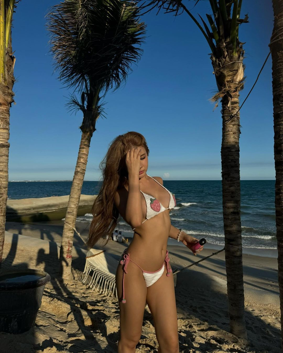 Cách đây không lâu, mạng xã hội xôn xao thông tin việc Tiktoker đình đám Xuân Ca đắm đuối hôn "người yêu của bạn" trong bar. Nguồn cơn drama này xuất phát từ 1 clip "bóc phốt"ghi lại cảnh một cô gái đang "3 mặt 1 lời" với nàng Tiktoker, vì cô nàng phát hiện người yêu mình và Xuân Ca có những hành động thân mật quá mức trong bar.