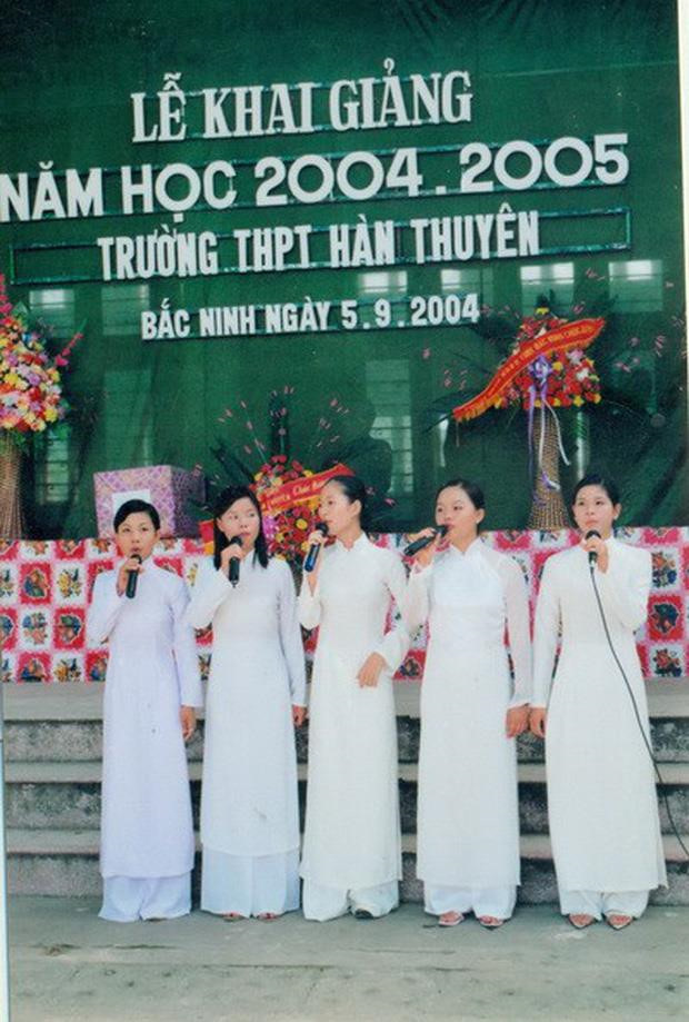 Những năm 2000, lễ khai giảng đã "hiện đại" hơn nhiều với tấm phong vải xanh và dòng chữ "Lễ khai giảng" được cắt in đẹp đẽ.