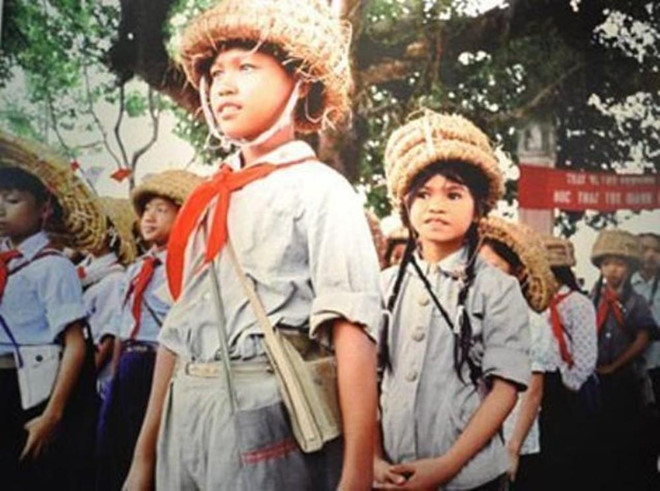 Lễ khai giảng của miền Bắc thời này vẫn đang trong giai đoạn chiến tranh ác liệt, bởi vậy chiếc mũ rơm là món đồ không thể thiếu với học sinh.