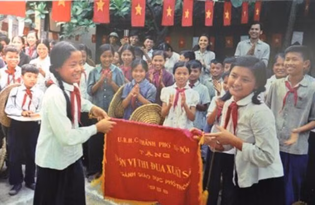  Ngày khai giảng của 7X, 8X đúng nghĩa là ngày tựu trường sau 3 tháng nghỉ hè. Bởi vậy, háo hức, mong chờ là cảm xúc chung của những học sinh thời bấy giờ.