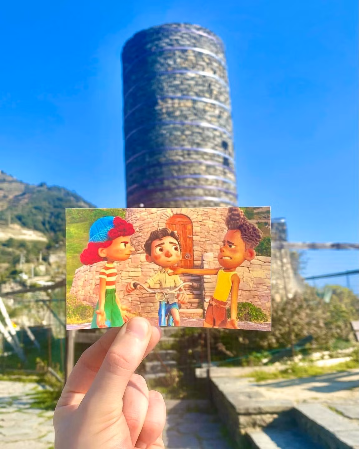 Không chỉ ở dưới biển, sự công phu, tỉ mỉ trong việc thiết kế bối cảnh sẽ khiến khán giả còn được đắm chìm trong một thị trấn tràn ngập ánh nắng, những cửa hàng bán gelato, xe tay ga Vespa và những chiếc thuyền đánh cá.