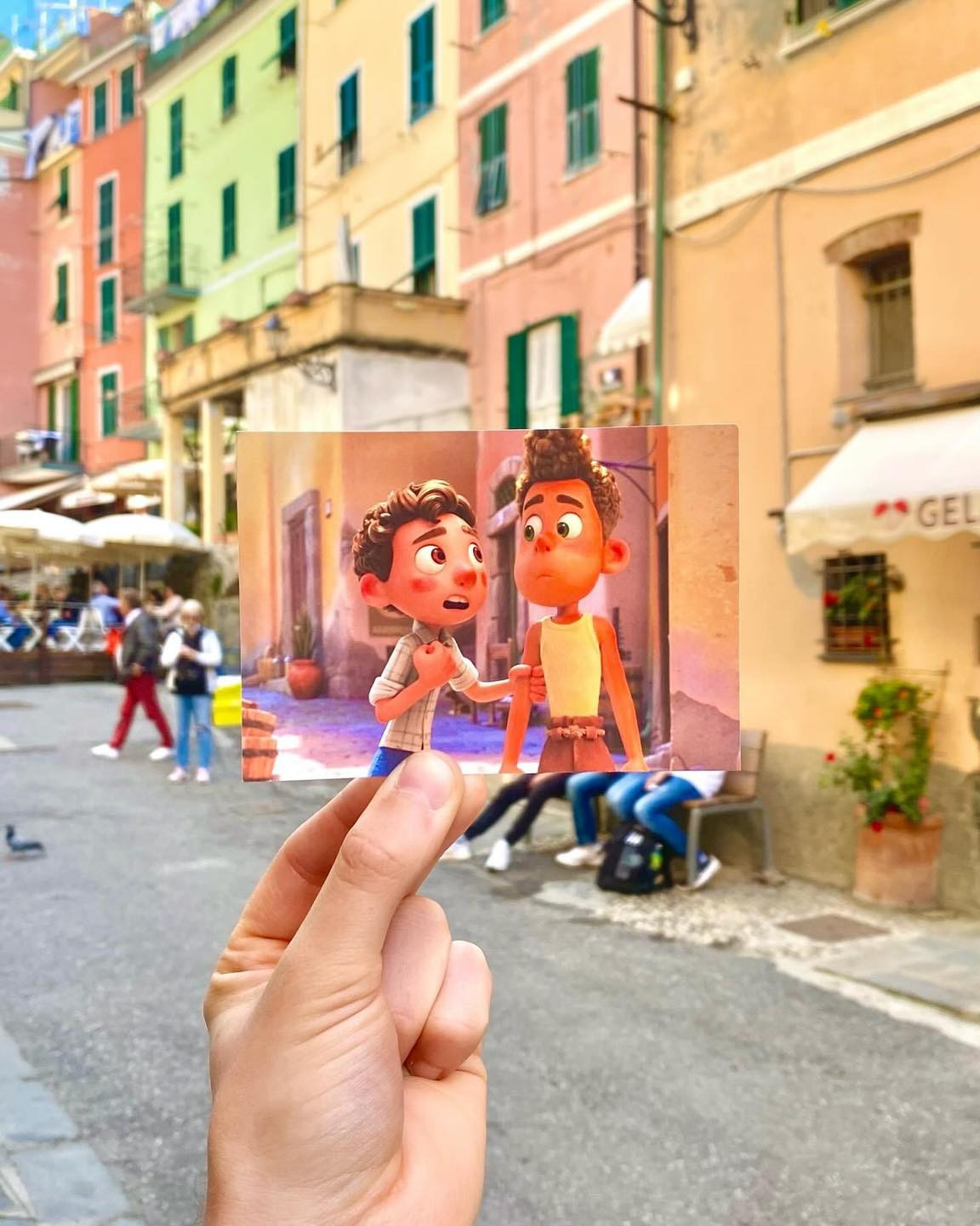 Để hoàn thiện các chi tiết của phim, Casarosa, Strijleva và cả đội ngũ sản xuất đã tìm đến nhiều miền quê, chụp ảnh những con đường nhỏ hẹp và những khung cảnh đẹp như tranh vẽ ở Cinque Terre.