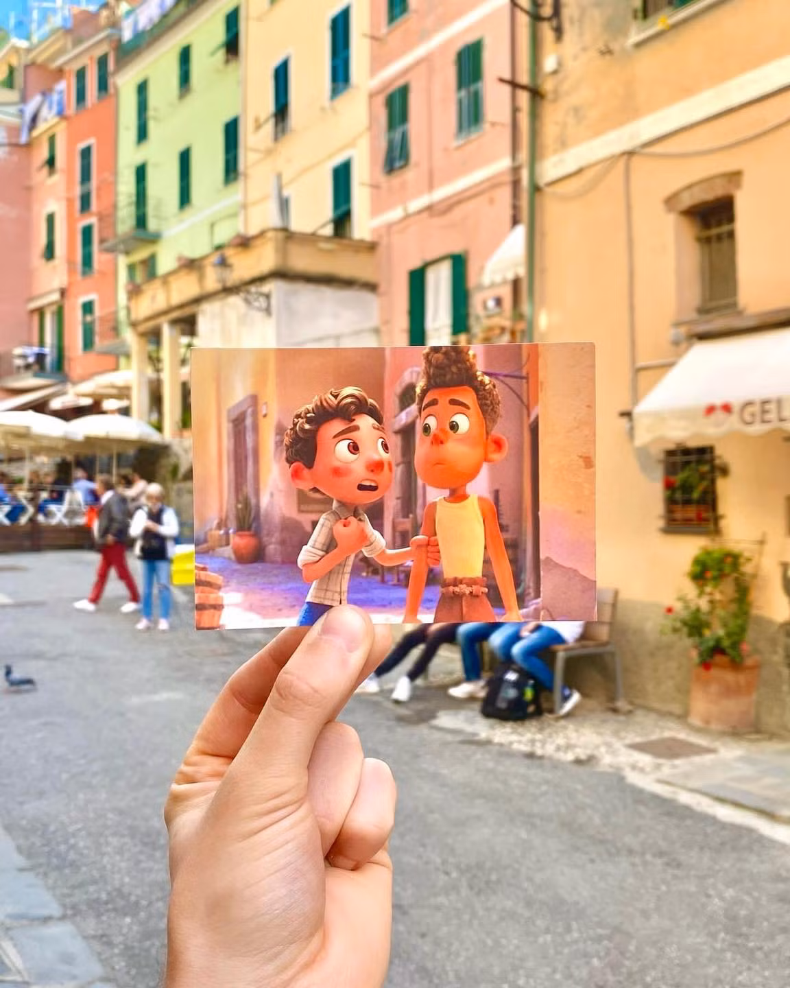 Để hoàn thiện các chi tiết của phim, Casarosa, Strijleva và cả đội ngũ sản xuất đã tìm đến nhiều miền quê, chụp ảnh những con đường nhỏ hẹp và những khung cảnh đẹp như tranh vẽ ở Cinque Terre.