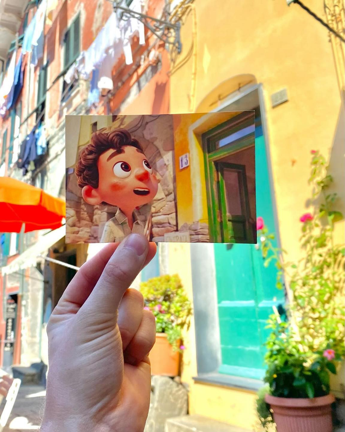 Bộ ảnh của Thomas Duke đã lồng ghép những hình ảnh trong phim với ngoài đời thực, khiến nhiều người phải thốt lên "bên ngoài có khi còn đẹp hơn trên phim".