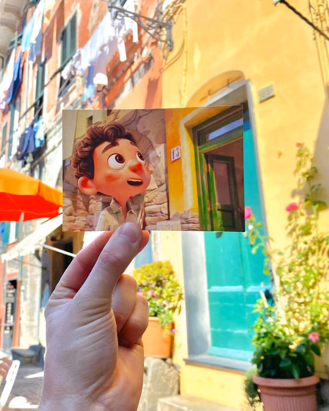 Bộ ảnh của Thomas Duke đã lồng ghép những hình ảnh trong phim với ngoài đời thực, khiến nhiều người phải thốt lên "bên ngoài có khi còn đẹp hơn trên phim".