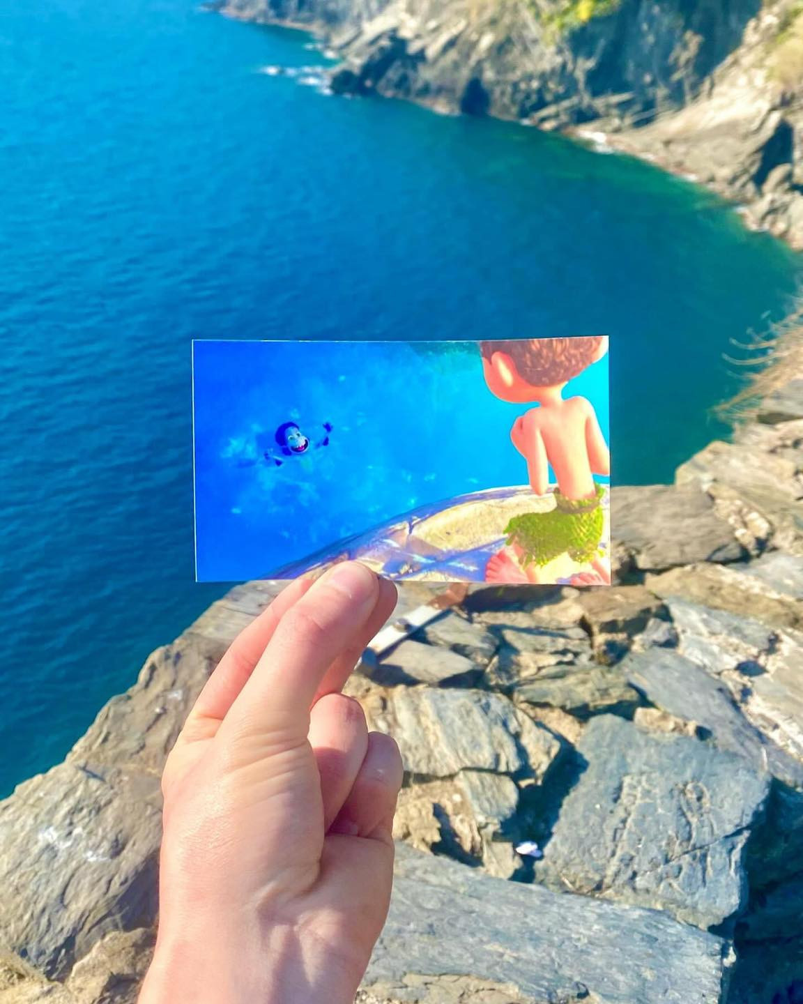 Khung cảnh với góc nhìn từ trên cao xuống biển.