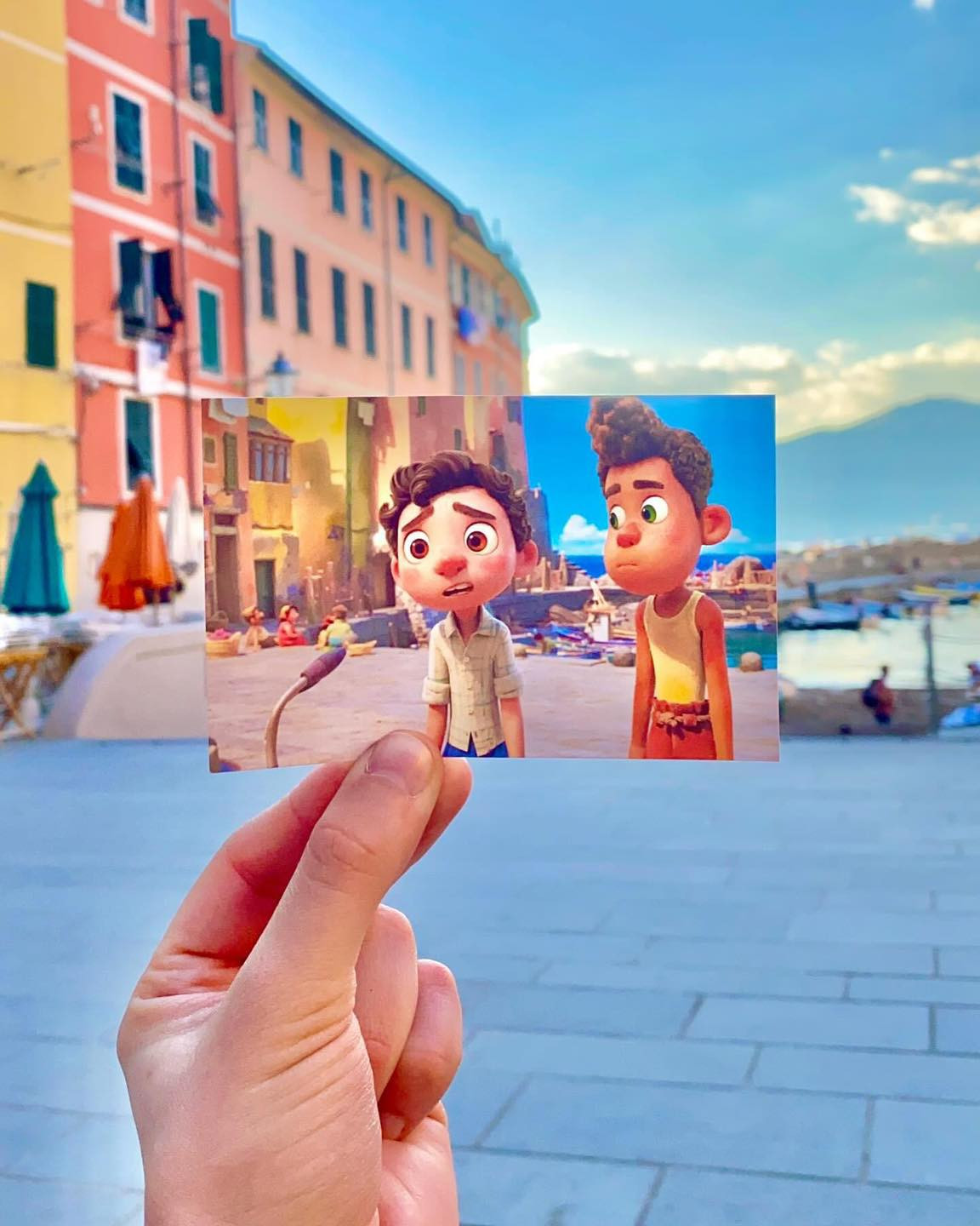 Ý tưởng cho các khung cảnh trong Luca đến từ đạo diễn Enrico Casarosa. Anh có một thời thơ ấu đầy những kỷ niệm tại miền duyên hải Riviera nước Ý cùng một người bạn thân của mình.