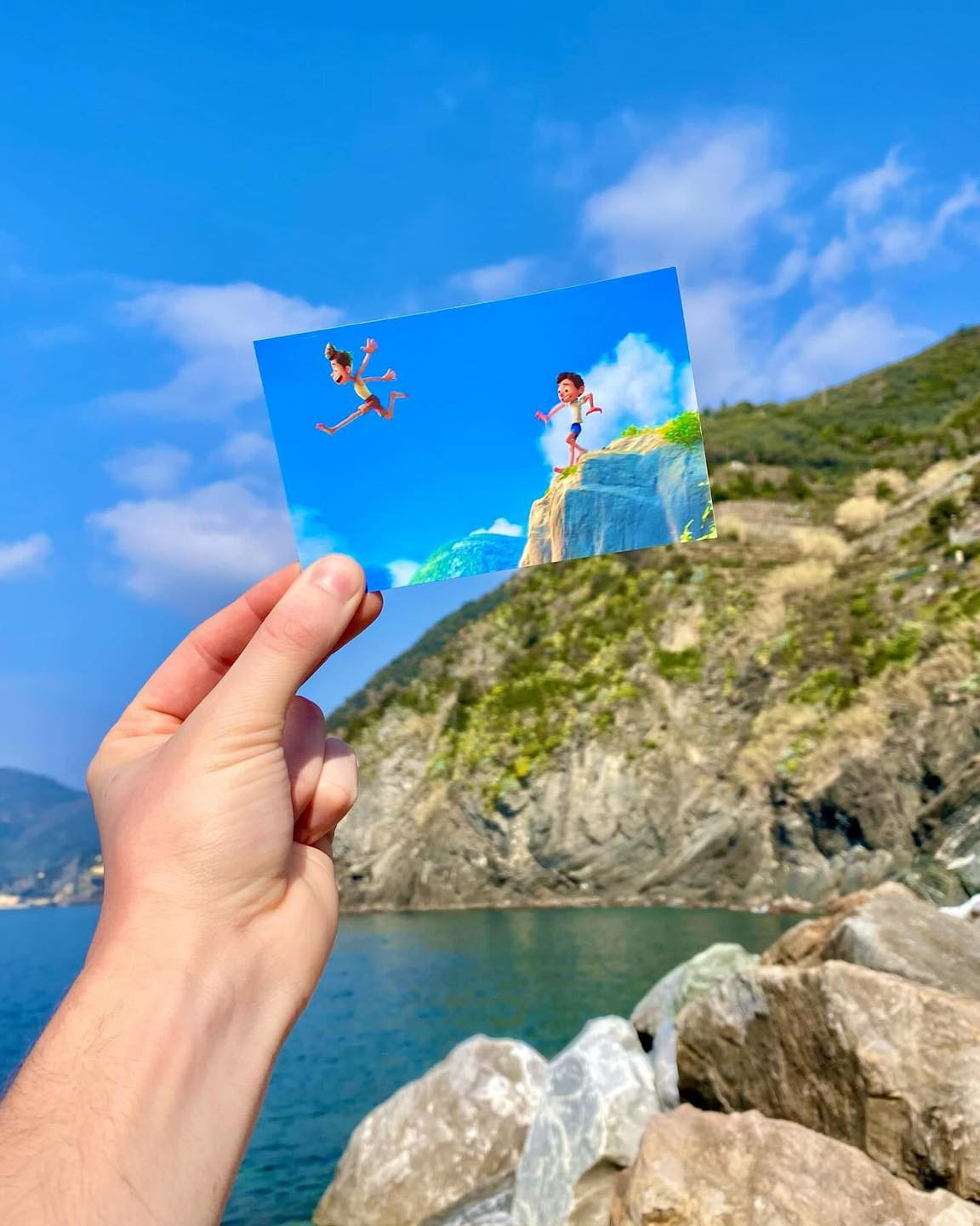 Cảm hứng về mùa hè nước Ý trong phim Luca của Pixar đều được lấy từ những khung cảnh mắt thấy tai nghe của đời thực. Lắp ghép cảnh quay trong phim với cảnh quan bên ngoài khiến không ít khán giả là fan của hoạt hình đình đám này ngỡ ngàng.