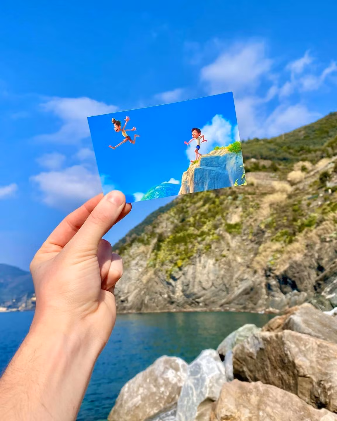 Cảm hứng về mùa hè nước Ý trong phim Luca của Pixar đều được lấy từ những khung cảnh mắt thấy tai nghe của đời thực. Lắp ghép cảnh quay trong phim với cảnh quan bên ngoài khiến không ít khán giả là fan của hoạt hình đình đám này ngỡ ngàng.