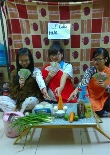 Cả các nữ FA cũng say sưa yểm bùa với màn cầu mưa của mình.