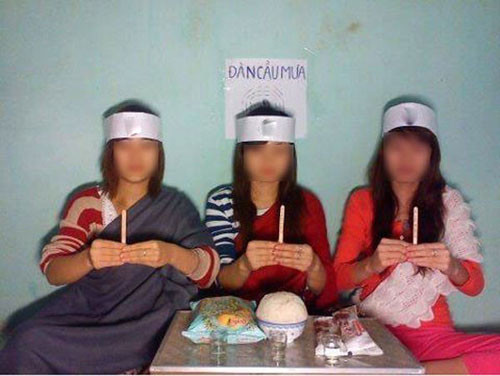 Dụng cụ cầu mưa của dân FA rất đơn giản, đôi khi chỉ là bim bim, cây kem và những chén nước lọc thay rượu.