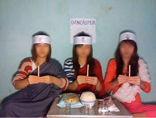 Dụng cụ cầu mưa của dân FA rất đơn giản, đôi khi chỉ là bim bim, cây kem và những chén nước lọc thay rượu.