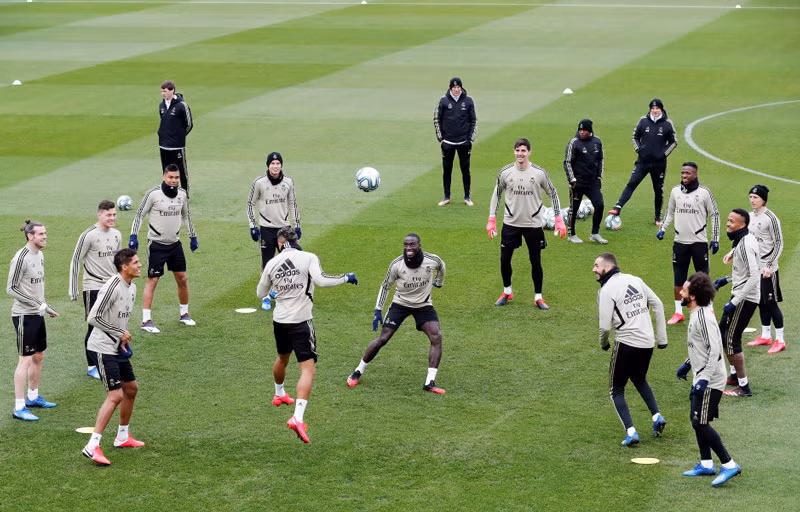 CLB Real Madrid vừa chính thức có thông báo liên quan đến dịch Covid-19. Theo đó do Trey Thompkins, một cầu thủ thuộc đội bóng rổ CLB Hoàng gia Tây Ban Nha dương tính với chủng mới Covid-19 nên toàn bộ đội bóng rổ và bóng đá sẽ phải cách ly theo dõi.