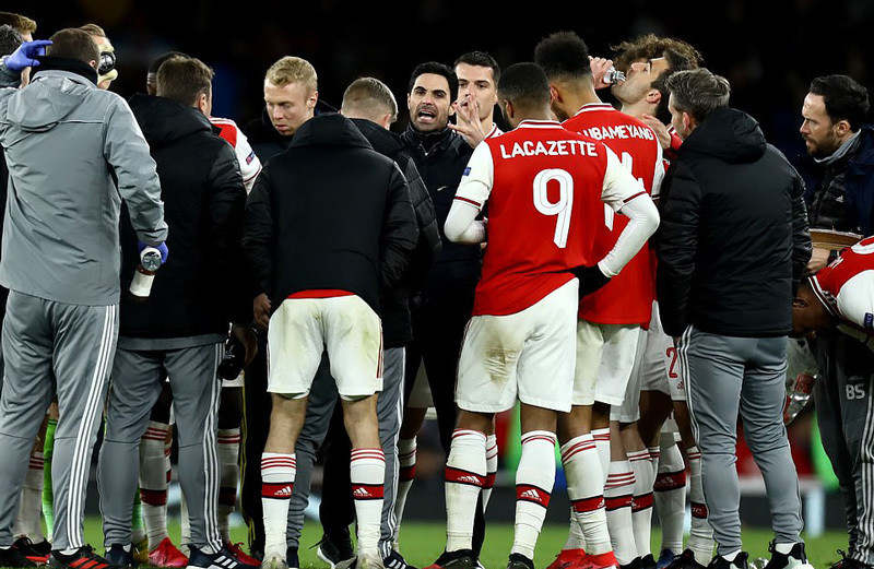 Vì HLV có kết quả dương tính với Covid-19 nên toàn thể thành viên đội bóng, những người tiếp xúc gần với Mikel Arteta bao gồm các cầu thủ, trợ lý, ban lãnh đạo đều sẽ cách ly theo đúng quy định. Chắc chắn những trận đấu trong 14 ngày tới của Arsenal sẽ phải lùi lịch vì dịch bệnh.