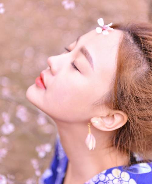 Nhờ đó, cô nàng hot girl xinh đẹp, tài năng lại càng được biết nhiều hơn, đông đảo cư dân mạng đều ngưỡng mộ nhan sắc của Đồ Băng, mong cho cô nàng hoàn thành xuất sắc việc học và cống hiến cho khán giả những chương trình hay và ý nghĩa.