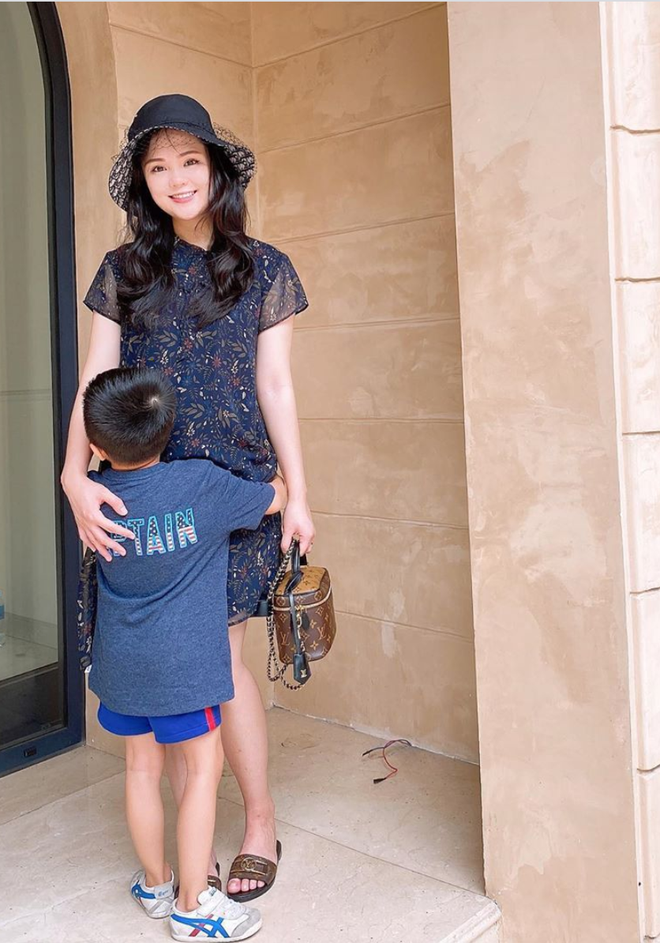 Dù vậy, mẹ bầu Quỳnh Anh vẫn ghi điểm bởi làn da đẹp, đặc biệt là nét cười vui tươi, rạng rỡ thường trực trên gương mặt.