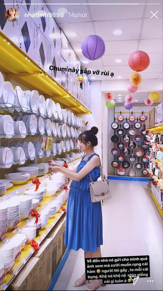 Mang thai gần như cùng thời điểm với Quỳnh Anh nhưng Nhật Linh lại có sự thay đổi ít hơn về nhan sắc. Vợ cầu thủ Văn Đức vẫn sở hưũ gương mặt cũng như thân hình khá gọn gàng.