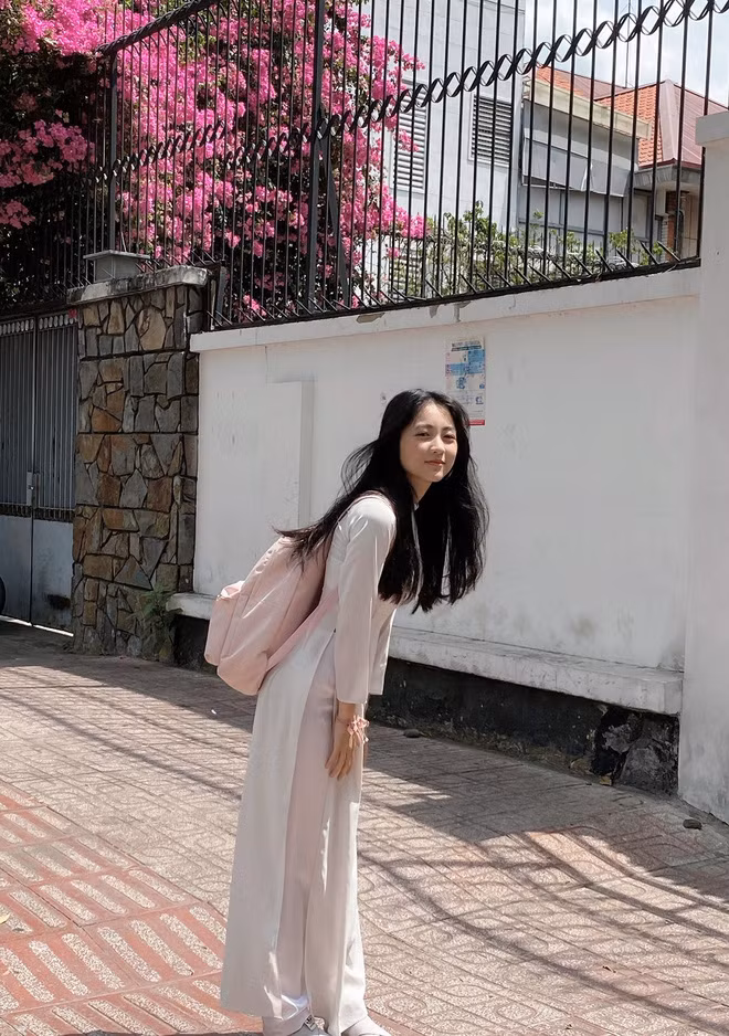 Có vẻ đẹp giống với gái Hàn cùng cách ăn mặc năng động, Trần Nguyễn Kiều Khanh, học sinh lớp 12 trường Lê Thị Hồng Gấm, TP HCM được chú ý trên mạng xã hội thời gian gần đây.