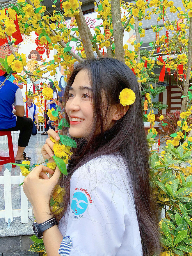 Nữ sinh Bình Dương - Mai Hà Hoàng Yến (sinh năm 2002, THPT Dĩ An, Bình Dương) sở hữu nét đẹp tinh khôi, rạng rỡ với nụ cười tươi rói.