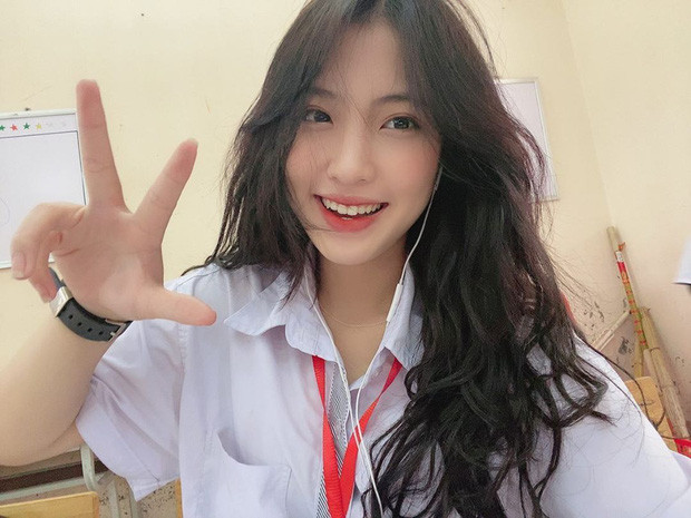 Những khoảnh khắc đi học của Hương luôn khiến các chàng trai xốn xang. Không trang điểm cầu kì, nữ sinh Hà Nội vẫn có nét thu hút rất riêng.