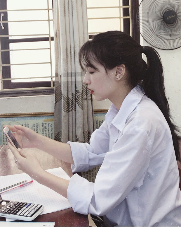 Cũng là một cô nàng đến từ Bắc Ninh, Trần Dương Thanh Hà học sinh lớp 12, trường THPT Yên Phong 1 sở hữu góc nghiêng cực kỳ thần thánh với sống mũi cao vút và nước da trắng ngần.