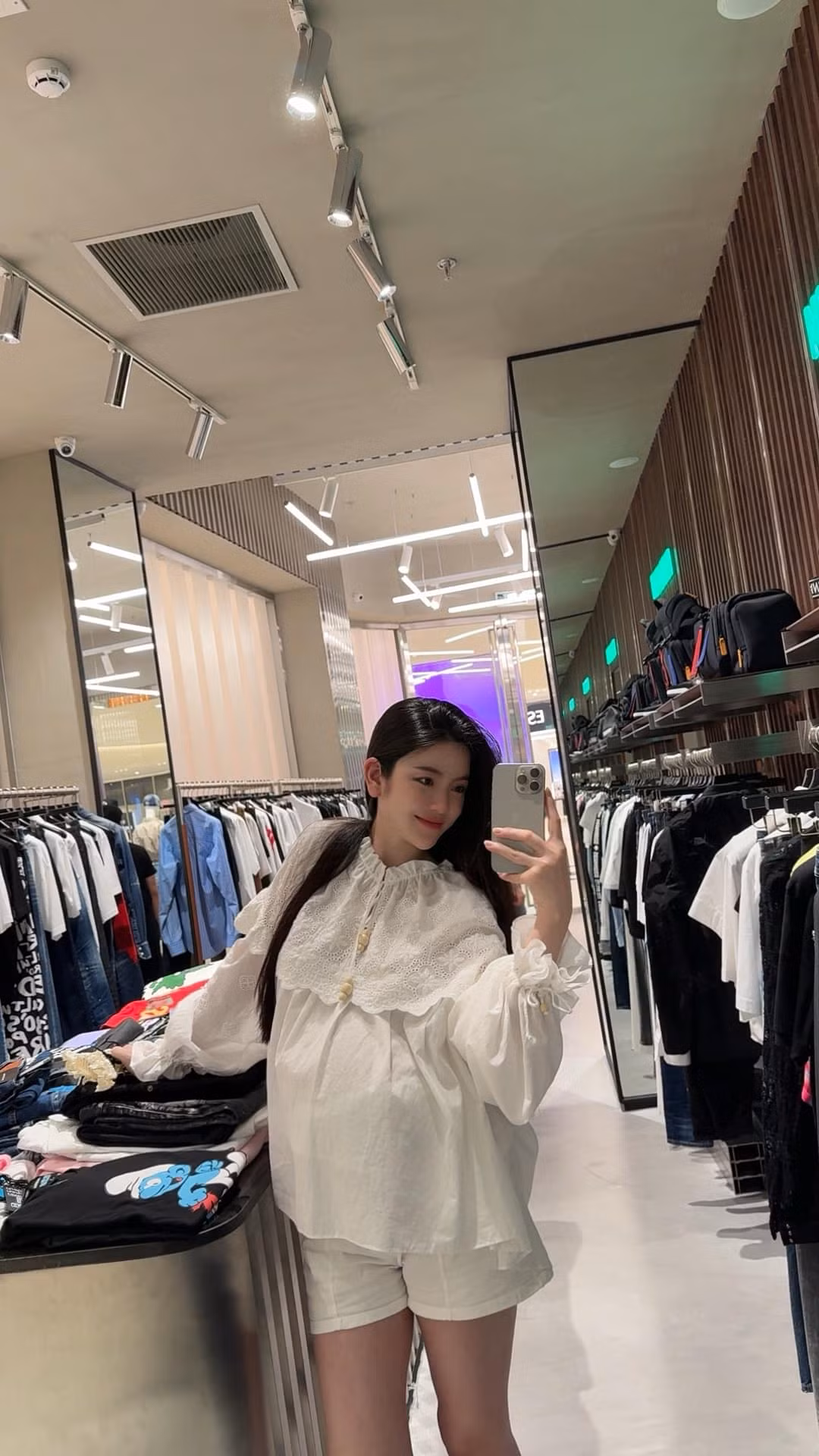 Nhiều người đã ngay lập tức "xin vía" mẹ tròn con vuông, cũng như gửi lời chúc mừng đến gia đình nam cầu thủ.