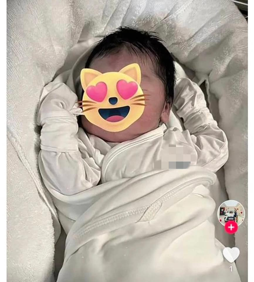 Những hình ảnh đầu tiên của quý tử nhà Quang Hải - Chu Thanh Huyền được hé lộ. Dù chưa nhìn hết mặt em bé, tuy nhiên nhiều người đã nhận ra, con trai của Chu Thanh Huyền và Quang Hải còn sở hữu mái tóc đen, dày khi vừa mới lọt lòng.