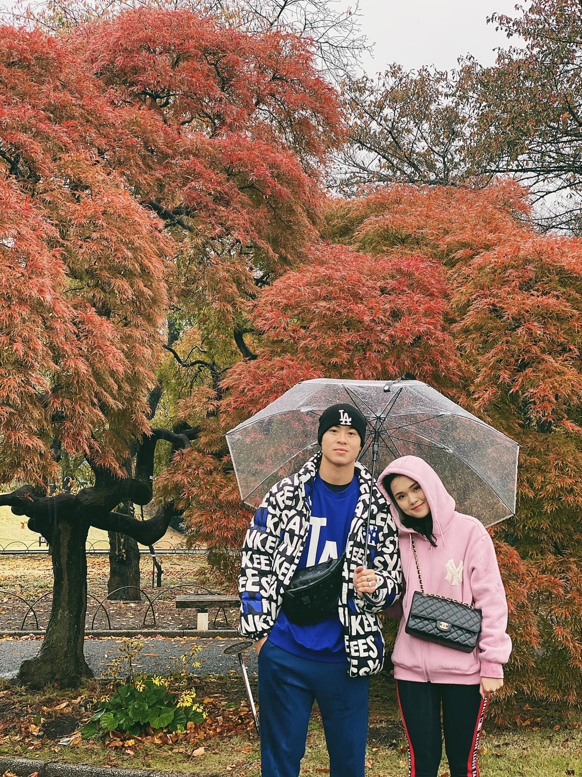 Hiện tại, vợ Duy Mạnh và chị gái đang sở hữu một cửa hàng kinh doanh đồ ngủ và mỹ phẩm khá lớn tại Hà Nội. Cô nàng cũng có những chiêu thức quảng cáo sản phẩm cực kỳ thông minh khi từng tổ chức chương trình tặng chữ kỹ cầu thủ cho người đến mua hay mời cả Hà Nội FC dự lễ khai trương.